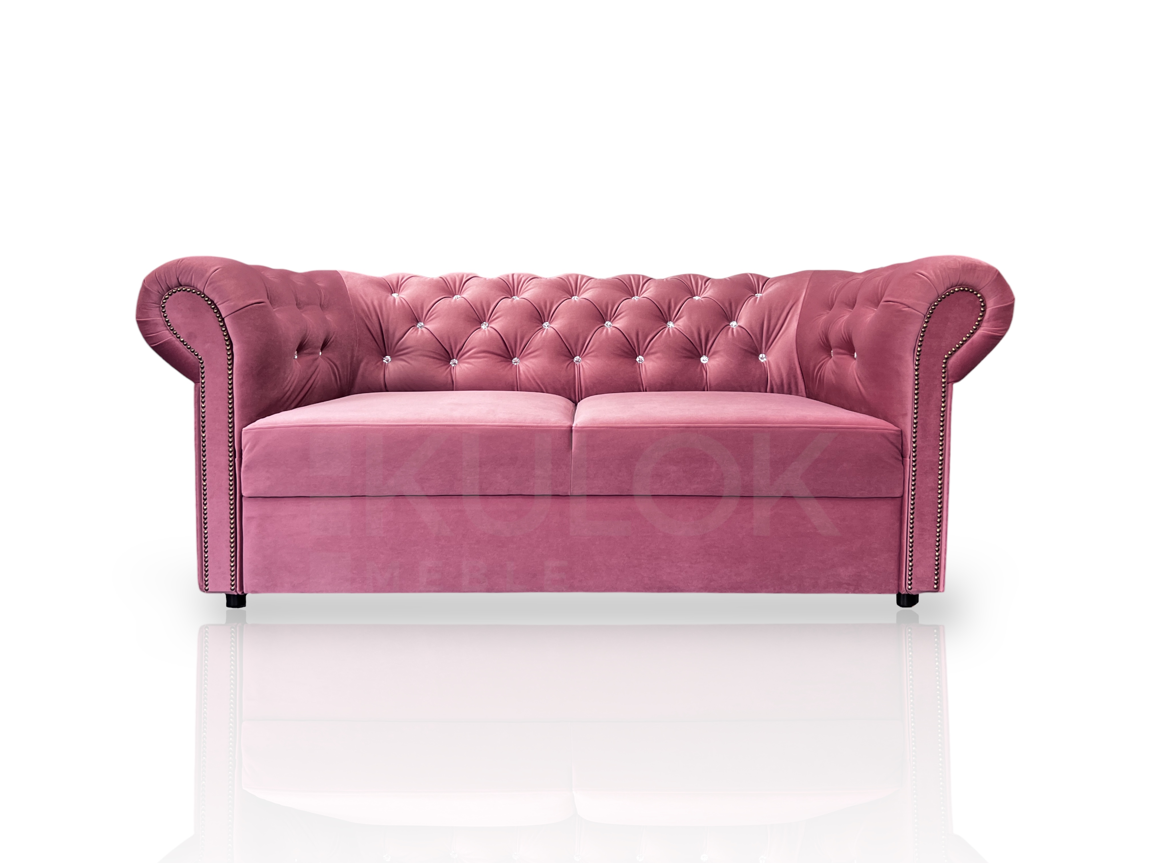 Elegancka sofa pikowana chesterfield dwuosobowa do małego pokoju w pudrowym różu z kryształkami na oparciu